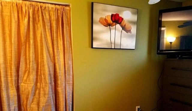 Cozy Apartment, Centrally Located. 15 min from beach