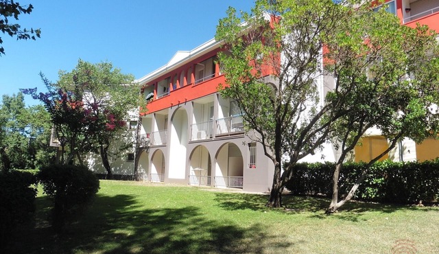 Cozy Apartment with Terrace, Near Spa and Town Center, Pet-Friendly, Free Parking, 24m²