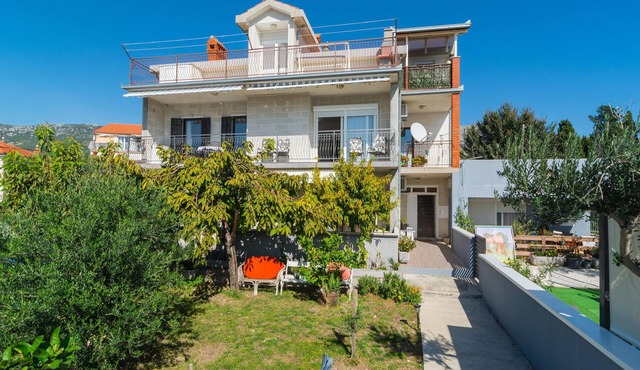 Cozy apartment in Kastel Kambelovac