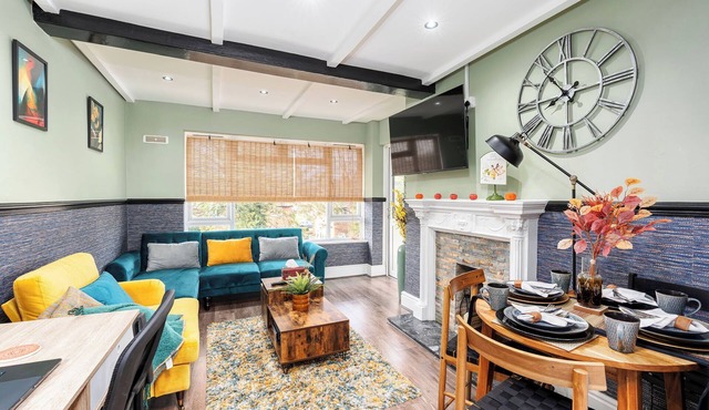 Cozy apartment, 10 min from B'ham Airport/NEC/HS2 sleeps up to 6, King bed, Wifi