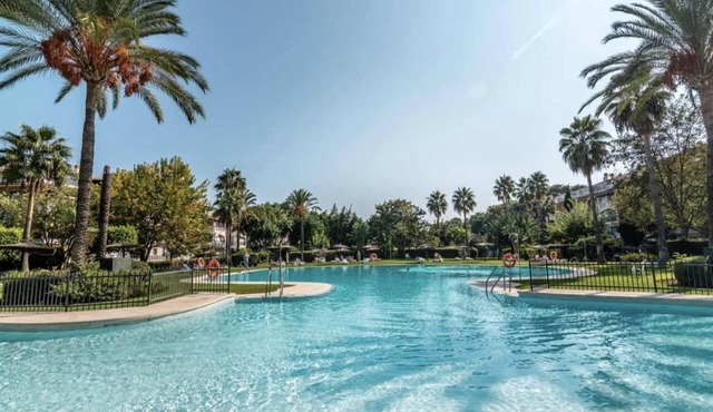 Cozy apartment 10 minutes walk from Puerto Banus. Swimming pool. Parking