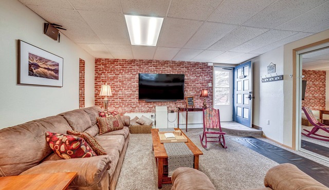 Cozy Apartment < 4 Miles to Downtown Anchorage!
