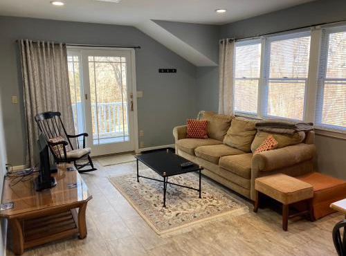 Cozy Apartment Centrally Located in Southbury