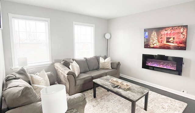 Cozy apartment conveniently located 7 Min away from Cleveland Hopkins Airport!