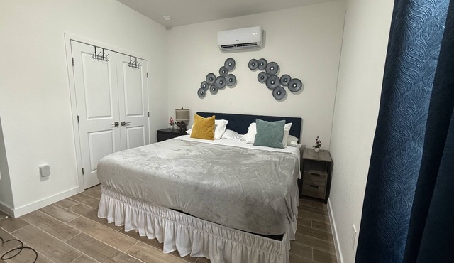 Cozy Apartment/Efficiency in tranquil Homestead with AC, WiFi, private entrance