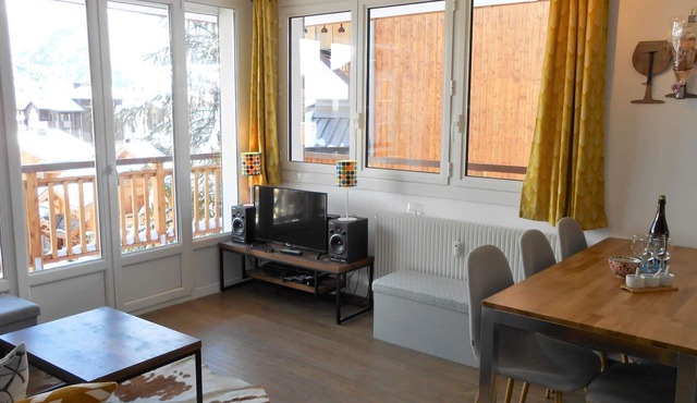 Cozy apartment for 6, pets allowed, private parking