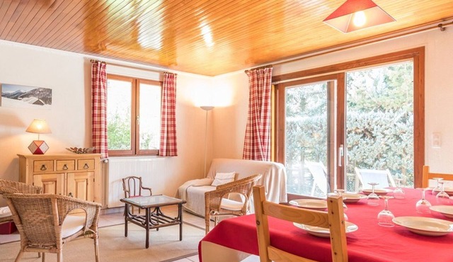 Cozy apartment for 8, near slopes, fireplace
