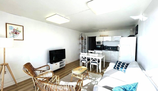 Cozy apartment for 4 people with Wi-Fi, beautiful sea view, Lomener beach 30 m away