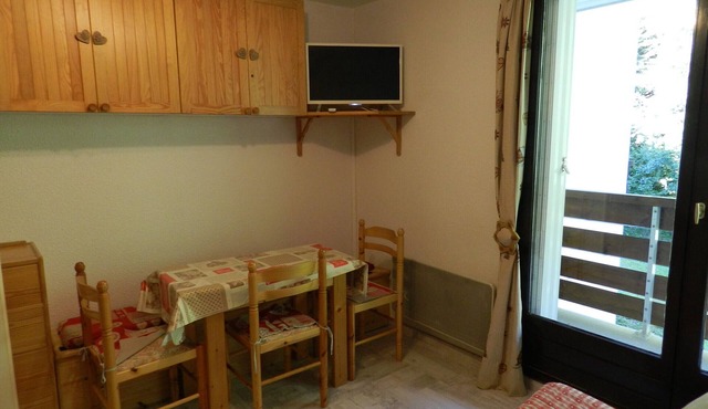 Cozy Apartment for 5, Ski-in/Ski-out, Balcony, Near Slopes and ESF, Free Parking