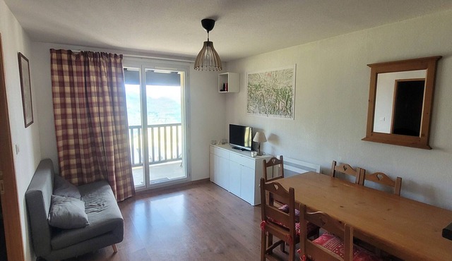 Cozy Apartment for 6 with Balcony, Near Slopes and Free Pool Access in Peyragudes