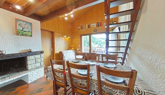 Cozy apartment 7 sleeps, ski-in/ski-out, fireplace, parking