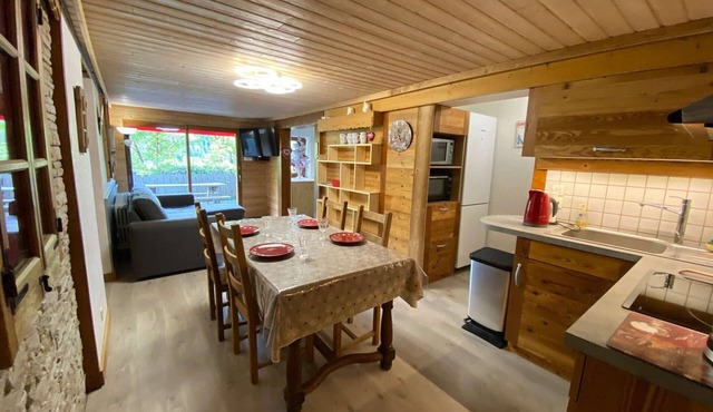 Cozy apartment for 6 with large terrace and parking, close to activities