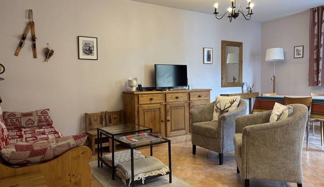 Cozy Apartment with Balcony, WiFi, and Free Parking near Ski Slopes