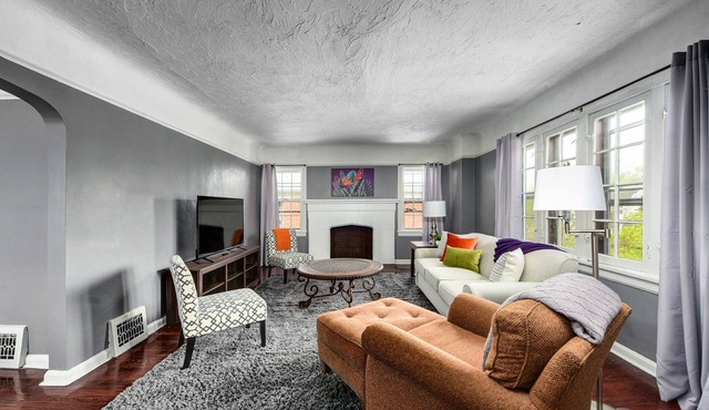 Cozy Apartment in Safe Area ~ 15 min from Cleveland Clinic ~ Long Stays Welcome