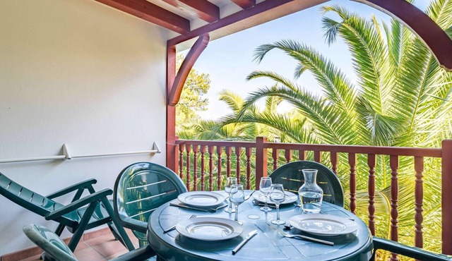 Cozy Apartment in Ciboure with Pool, Balcony, and Golf Nearby