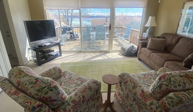 Cozy apartment in downtown Suttons Bay. Short walk to beach.