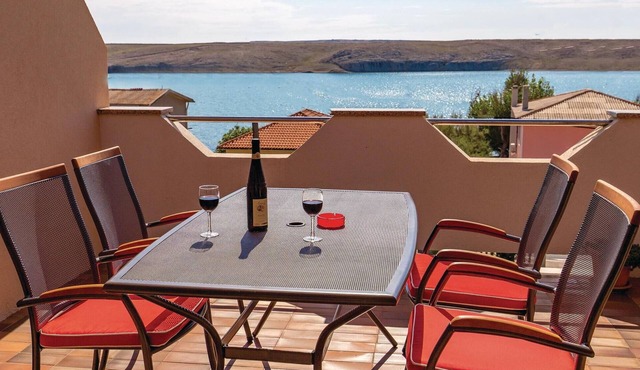 Cozy apartment in Dinjiska with house sea view