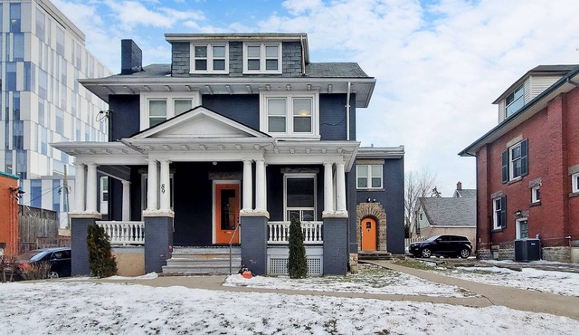 Cozy Apartment in Downtown Brampton ~Walk to restaurants, shopping and Gage Park
