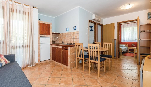 Cozy apartment in Grebastica with WiFi