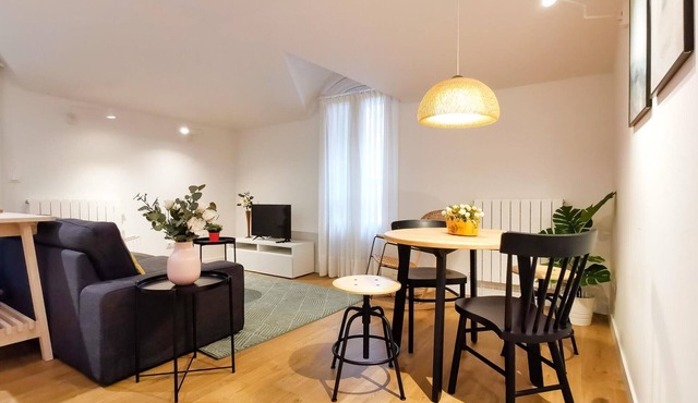 Cozy Apartment in Historic Center, 5-Minute Walk to Zarautz Beach