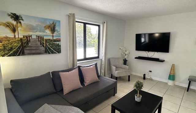 Cozy apartment in Hollywood. Ideal Location Near Beach, Shops, and Highways