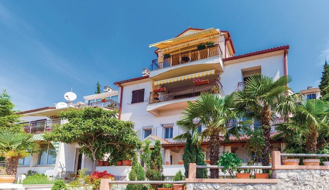 Cozy apartment in Kostrena with WiFi