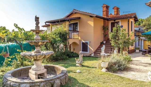 Cozy apartment in Lovran with swimming pool