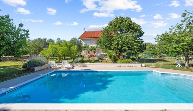 Cozy apartment in Lozovac with WiFi