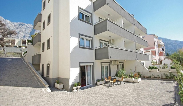 Cozy apartment in Makarska with WiFi
