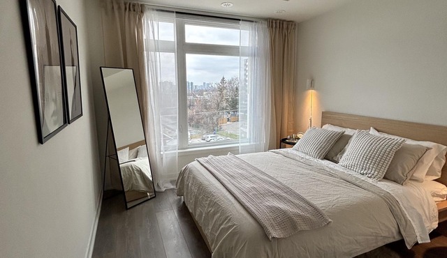 Cozy apartment in mid-town Toronto with parking. Pet friendly!