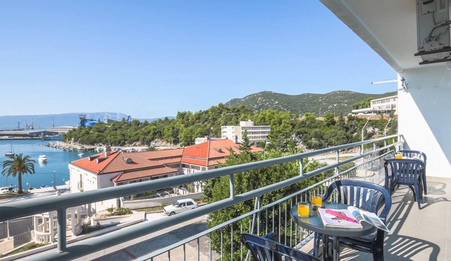Cozy apartment in Ploce with WiFi