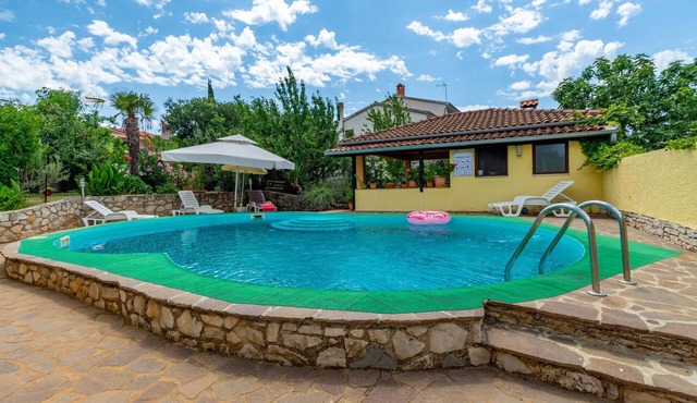 Cozy apartment in Porec with heated swimming pool