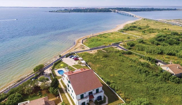 Cozy apartment in Privlaka with swimming pool