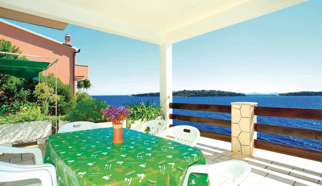 Cozy apartment in Prizba with house sea view