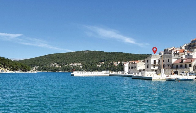Cozy apartment in Pucisca with house sea view