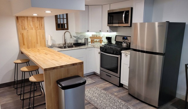 Cozy apartment in quaint Ridge with AC, WiFi