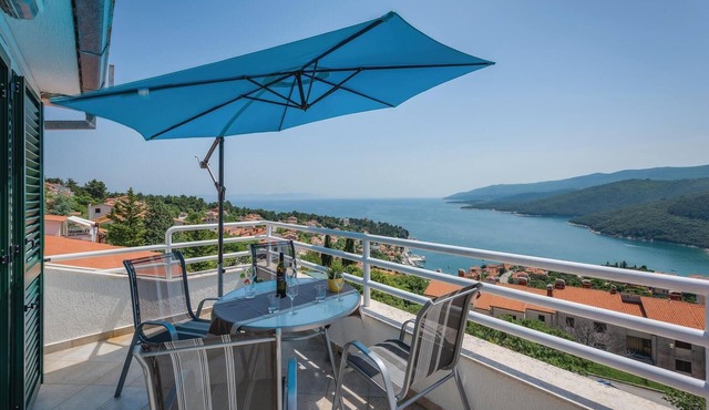 Cozy apartment in Rabac with house sea view
