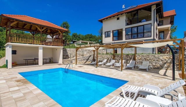Cozy apartment in Rakovica with swimming pool