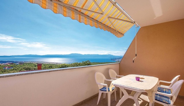 Cozy apartment in Smrika with WiFi