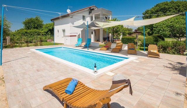 Cozy apartment in Tar with swimming pool
