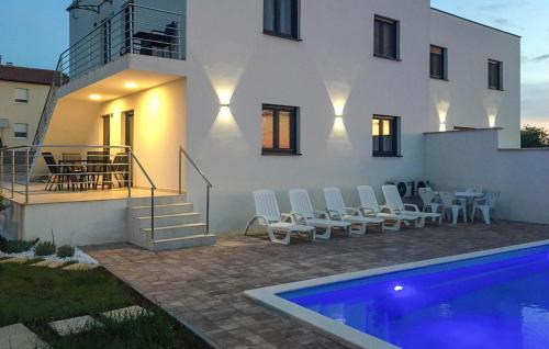 Cozy Apartment In Umag