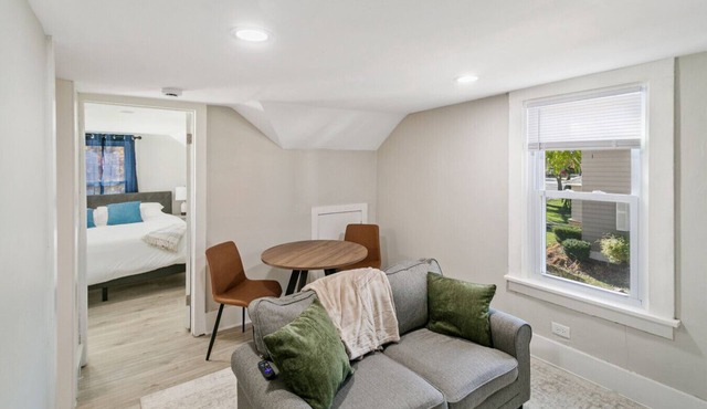 Cozy Apartment in DT Libertyville, Near Naval Base