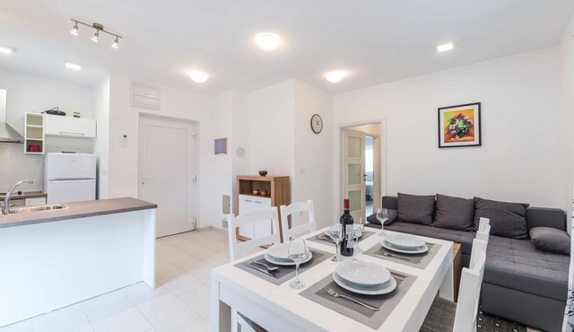Cozy apartment in Veli Rat with WiFi