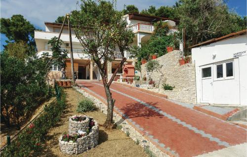 Cozy Apartment In Vlasici With Wifi