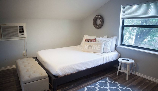 Cozy apartment in welcoming San Antonio with AC, WiFi