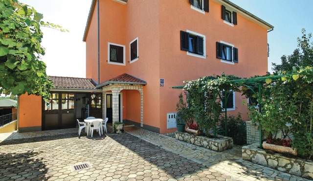 Cozy apartment in Zbandaj with WiFi
