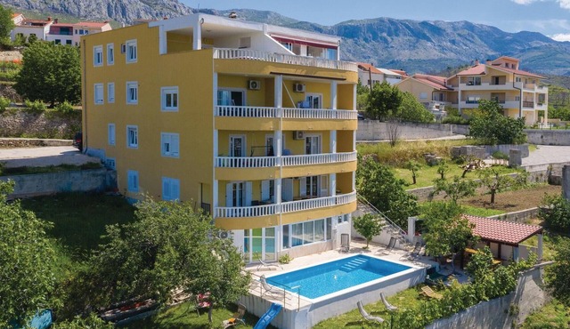 Cozy apartment in Zrnovnica with WiFi