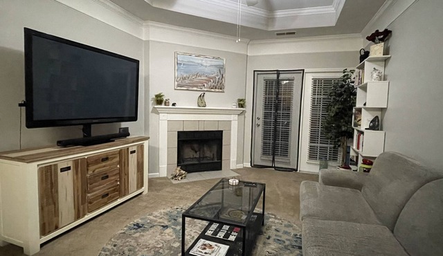 Cozy Apartment less than a 5 minute walk from the Paladium/downtown Carmel!