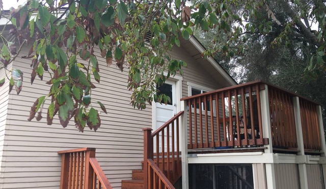 Cozy apartment located walking distance from beautiful downtown Glendora, CA.
