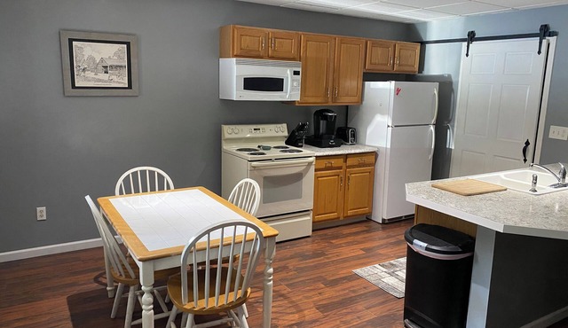 Cozy Apartment minutes from ski resort golf coarse and large indoor flea market